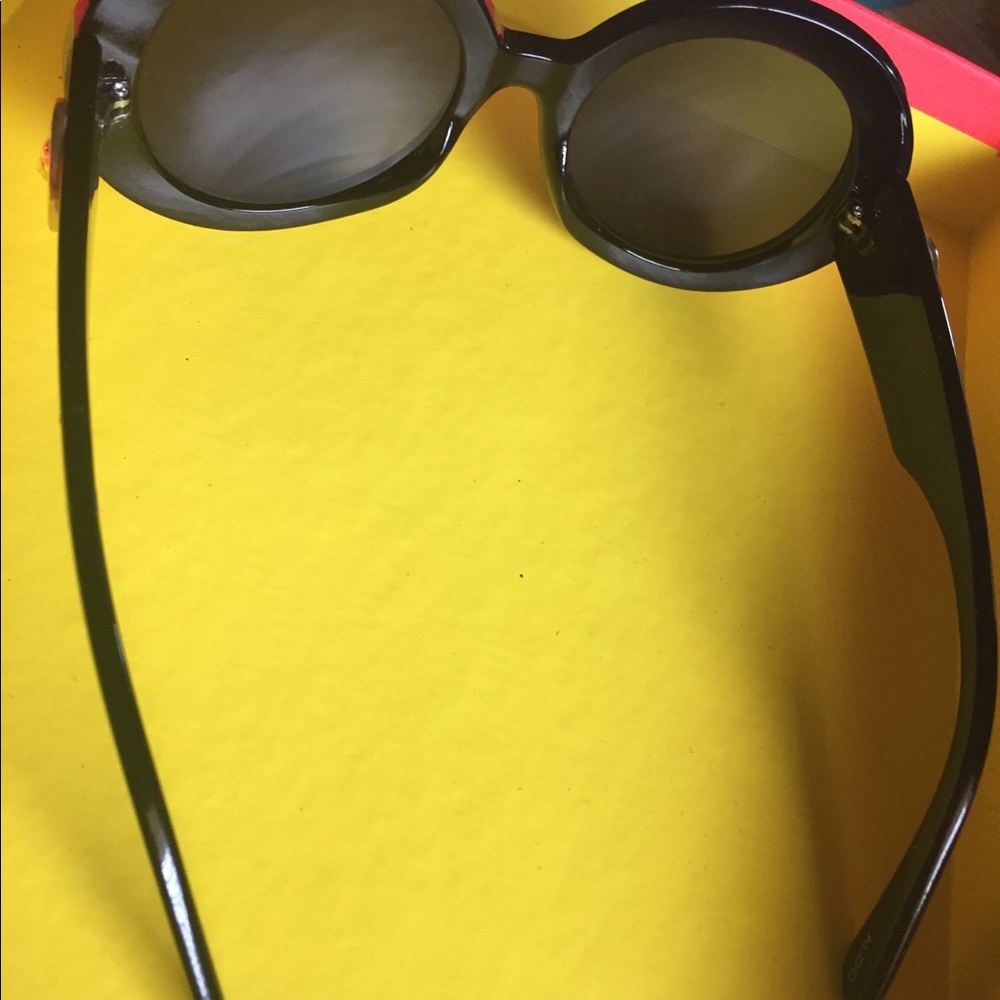 Sunglasses 🕶 - Picture 4 of 5